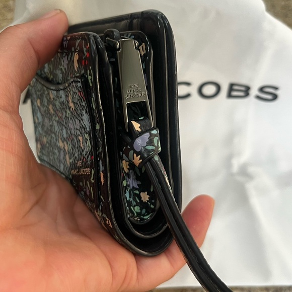 🔥🔥RARE MARC JACOBS THE SOFTSHOT MINI DITSY FLORAL WALLET (NWOT) Paid $225🔥🔥 - Picture 8 of 16